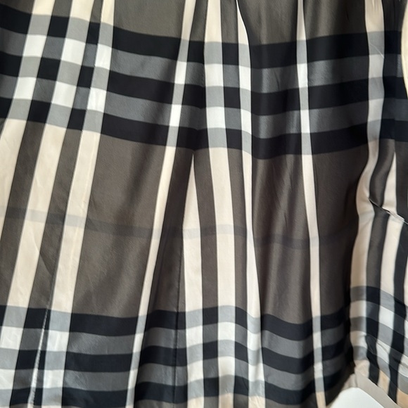 Classic Burberry Trench - Picture 10 of 13